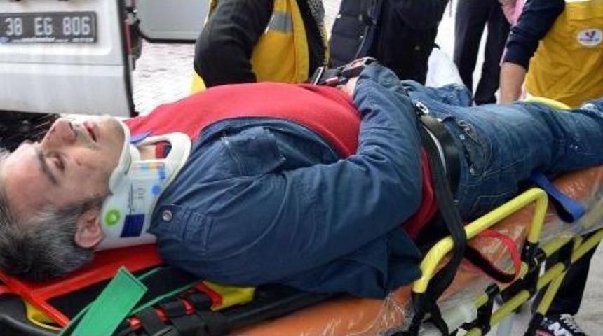 Kamyonetin Altına Giren Otomobilde 4 Kişi Yaralandı