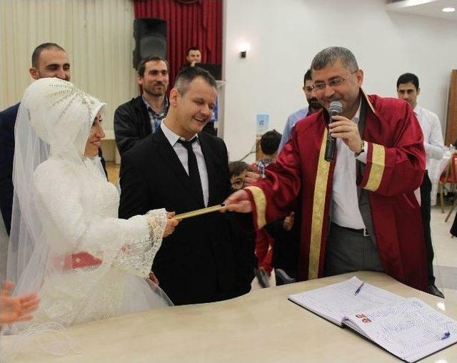 Başkan T&uuml;rkmen&rsquo;den Engelli &Ccedil;ifte Bir Kese Altın 1