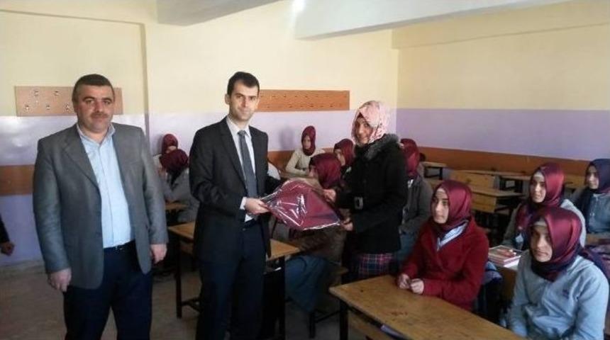 İmam Hatip Lisesi &Ouml;ğrencilerine Eşarp Dağıtıldı