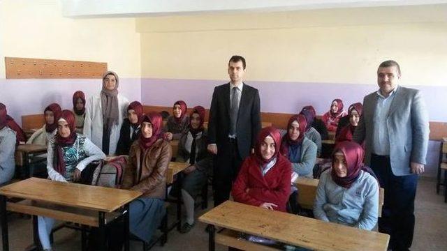 İmam Hatip Lisesi Öğrencilerine Eşarp Dağıtıldı