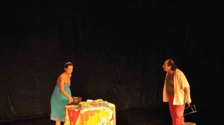 Kuşadası&rsquo;nda Tiyatro G&ouml;sterisi