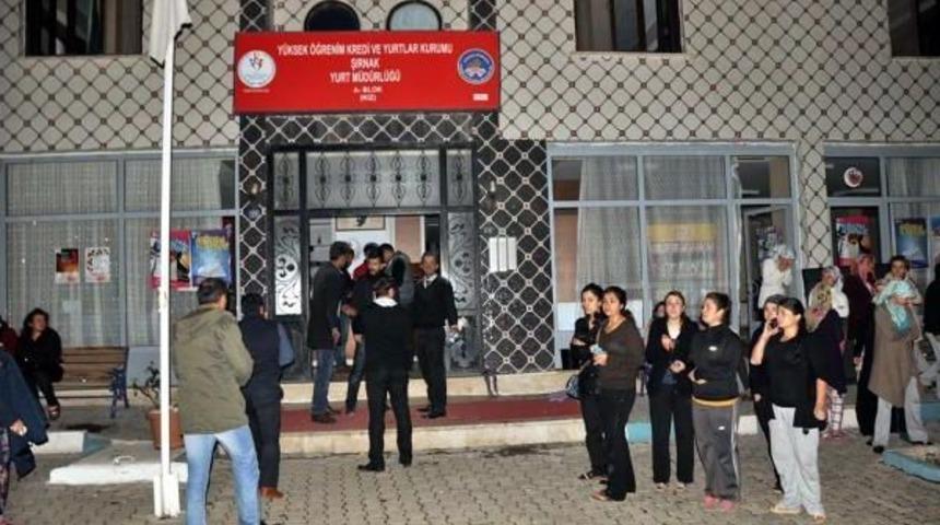 Kız Yurdundakı Yangın Panik Yarattı: 12 &Ouml;ğrenci Dumandan Etkilendi