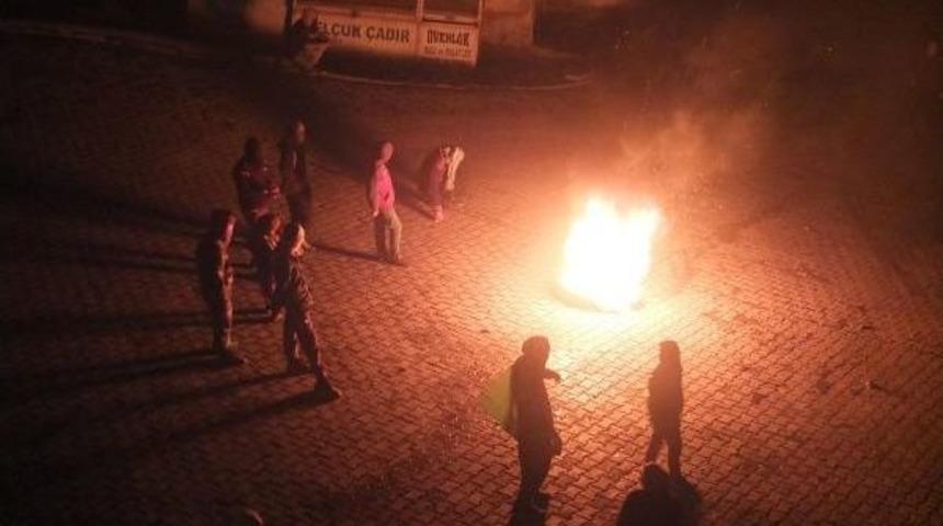 Hakkari'de Maskeli Grup Ateş Yakıp Olay &Ccedil;ıkardı