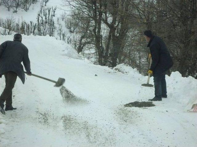 Bahçesaray’da Yollar Tuzlandı