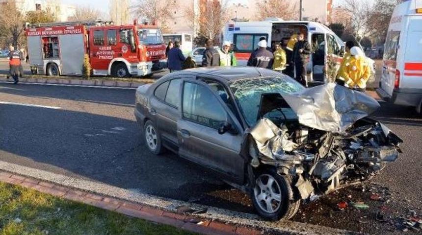 Otomobil İş&ccedil;i Servisine &Ccedil;aprtı: 7 Yaralı