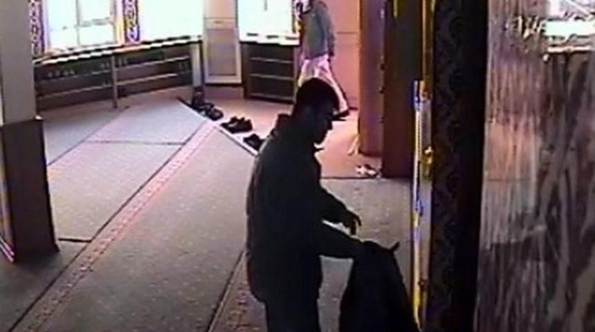 (&ouml;zel Haber) Cami Hırsızının İlgin&ccedil; Anları Kameralara Yansıdı