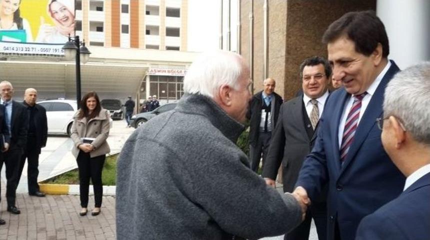 Abd Senatosu &Uuml;yesi John Mc Cain Vali K&uuml;&ccedil;&uuml;k&rsquo;&uuml; Ziyaret Etti