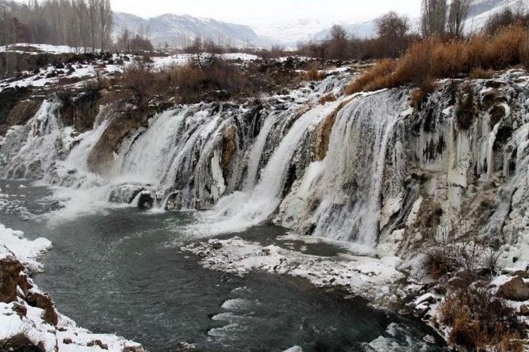 Muradiye Şelalesi Buzla Kaplandı