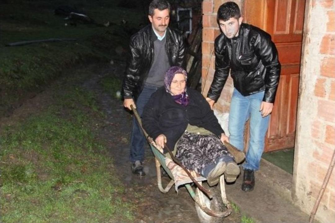 Hasta Eşini Anayola El Arabasıyla Taşıyor