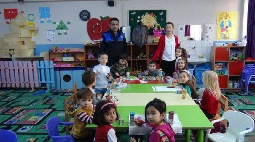 Ulus Polisi &Ouml;ğrencilere &Ccedil;eşitli Hediyeler Verildi