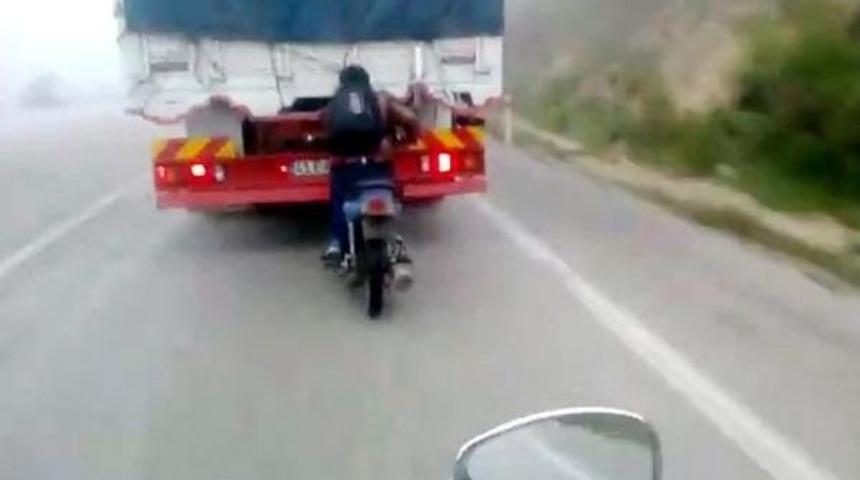 Motosikletiyle Kamyon Kasasına Tutunan S&uuml;r&uuml;c&uuml; Şaşırttı