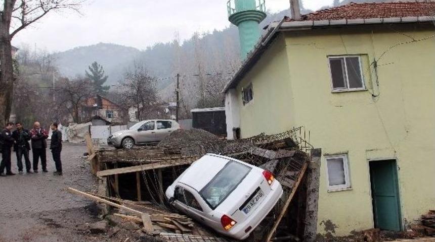 Geri Geri Kayan Otomobil Şadırvan İnşaatına Düştü