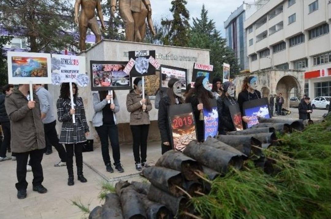 &Ouml;ğrenciler K&uuml;resel Tehlikeye &Ccedil;an &Ccedil;aldı, Bin Fidan Dağıttı