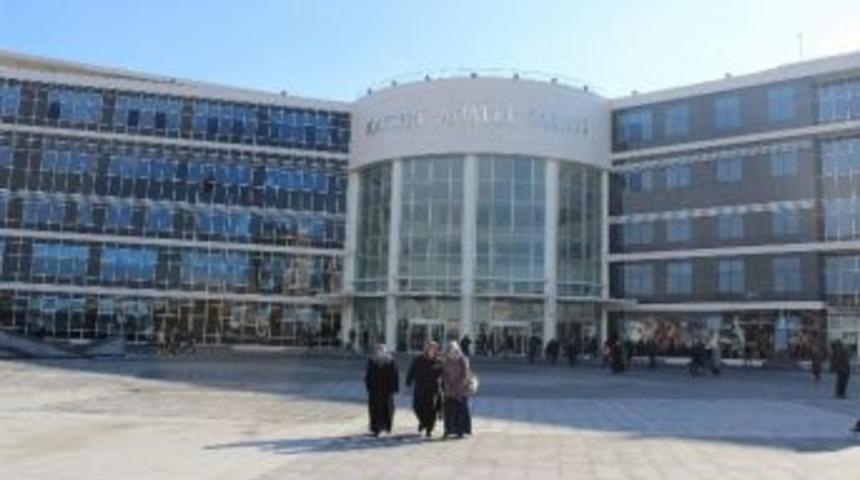 &Ccedil;ocuğunu G&ouml;remeyen Şahıs Adliye &Ouml;n&uuml;nde İntihara Kalkıştı