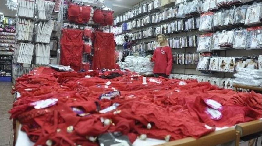 Aşkın Rengi Kırımızı Vitrinleri S&uuml;sl&uuml;yor