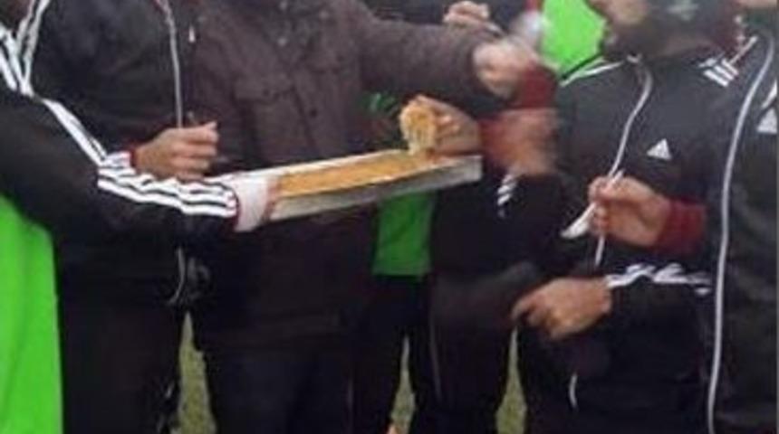 Sorgun Belediyespor Taraftarından Futbolculara Tatlı İkramı