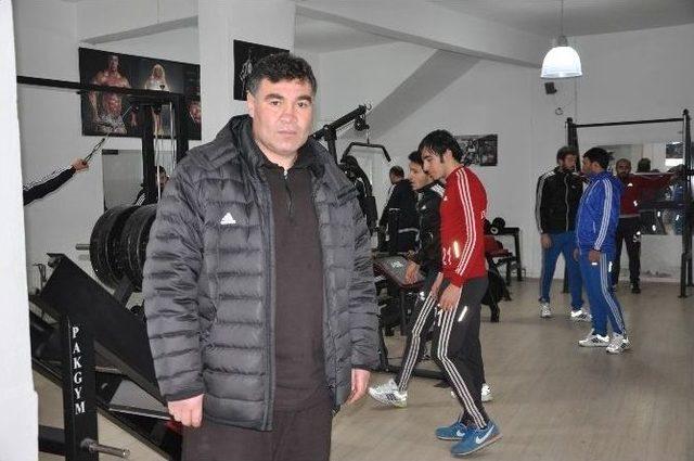 Sorgun Belediyespor Taraftarından Futbolculara Tatlı İkramı