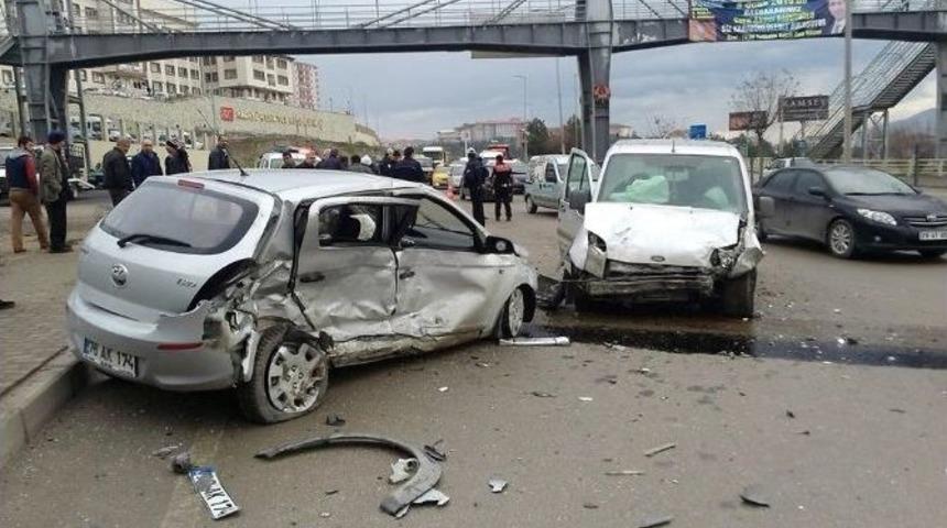Karab&uuml;k&rsquo;te Trafik Kazası: 3 Yaralı