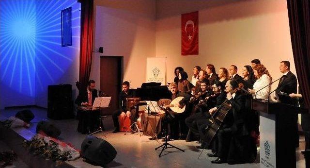 Neü Caka Korosu Konser Verdi