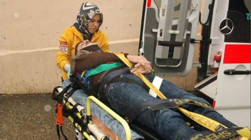 Yolcu Minib&uuml;s&uuml; İle Hafif Ticari Ara&ccedil; &Ccedil;arpıştı: 2 Yaralı