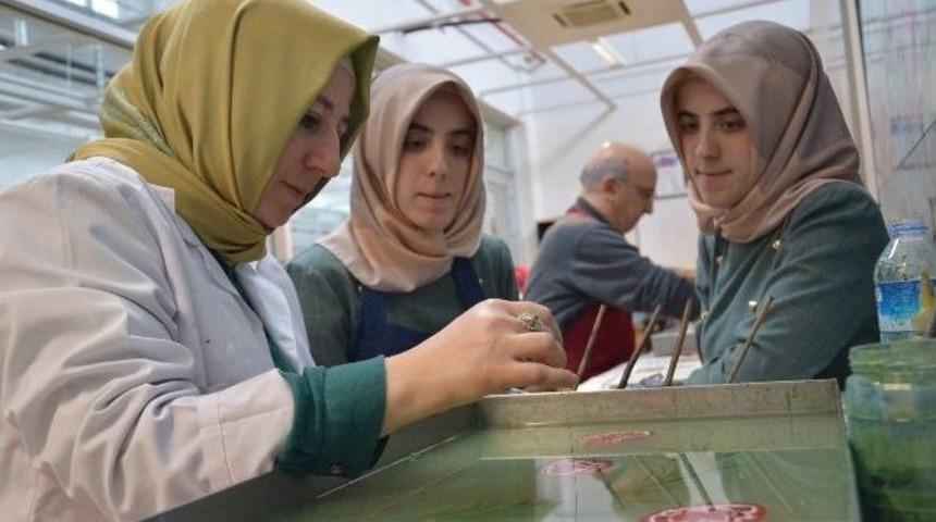 İkizlerin &Uuml;sk&uuml;p&rsquo;ten Bursa&rsquo;ya &lsquo;ebru&rsquo; Yolculuğu