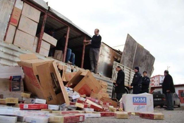 Polis, Tır'daki Kaçak Sigaraları Böyle Taşıdı