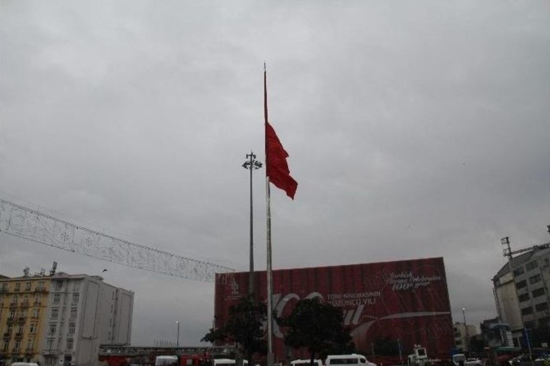 (&ouml;zel Haber) Taksim&rsquo;de Şiddetli R&uuml;zgar Dev T&uuml;rk Bayrağını Direğe Doladı