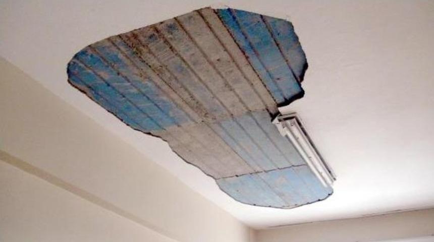 Sınavda Başlarına Tavan Sıvası D&uuml;şen 4 &Ouml;ğrenci Yaralandı