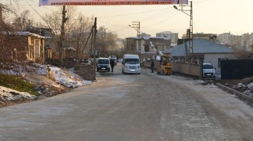 Mahalle Sakinlerinden Başkan &Ouml;zg&ouml;k&ccedil;e&rsquo;ye Pankartlı Teşekk&uuml;r