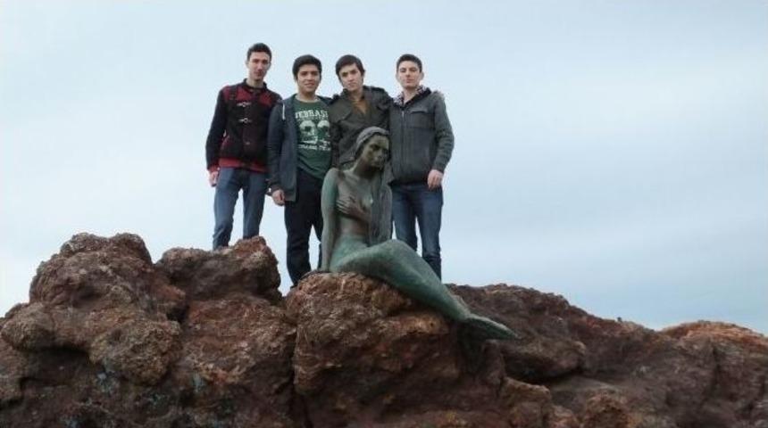 &Ouml;ren Sahilinde Deniz Kızı Heykeli İlgi Odağı Oldu