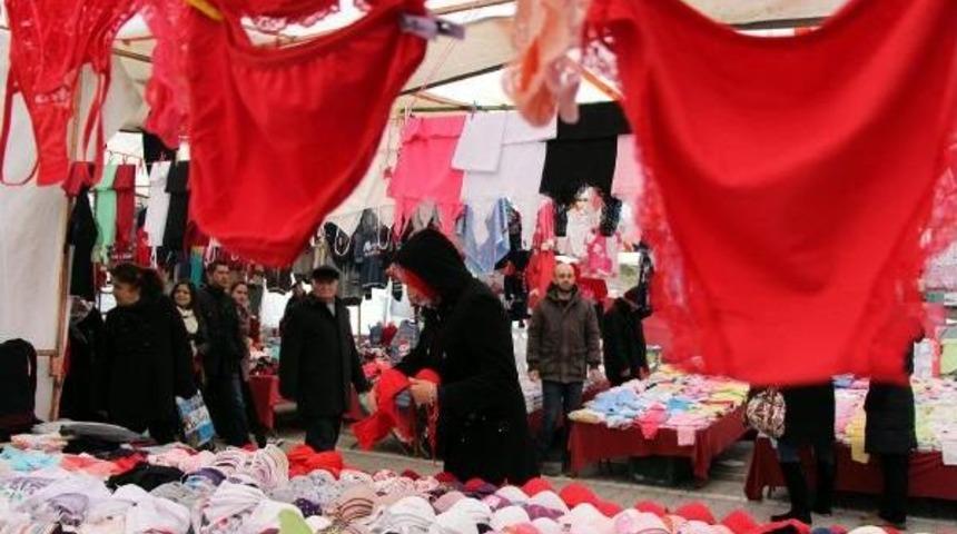 Pazarda Kırmızı İ&ccedil; &Ccedil;amaşırlarına İlgi B&uuml;y&uuml;k