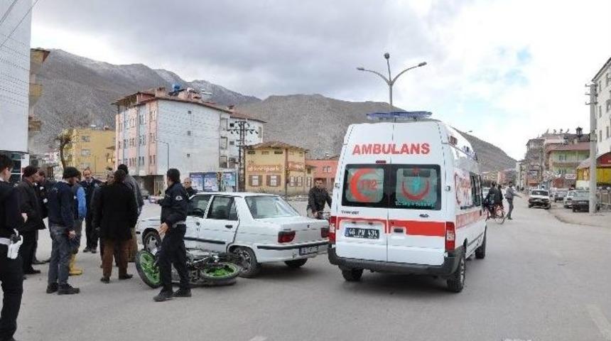 Otomobille &Ccedil;arpışan Motosikletin S&uuml;r&uuml;c&uuml;s&uuml; Yaralandı