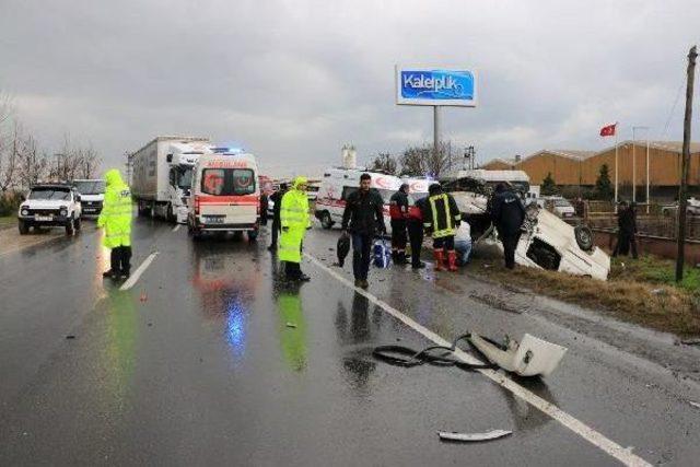 Minibüs, Tır’A Çarptı: 5 Yaralı