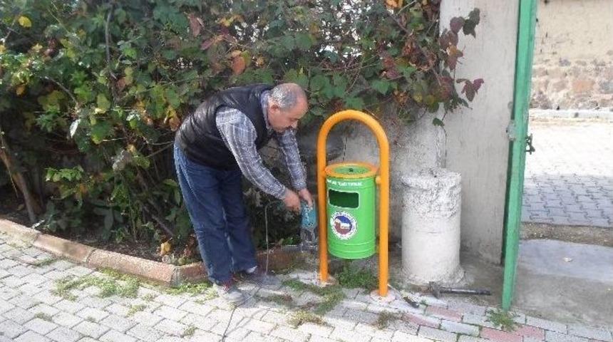 Ceyhan’da Camilere Çöp Kovası Monte Ediliyor