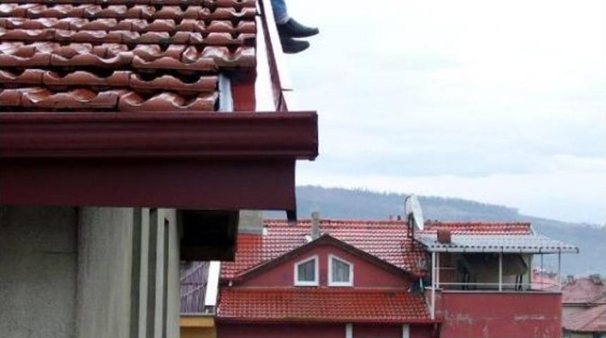 Parasını Alamayan İnşaat İşçisi Çatıya Çıktı