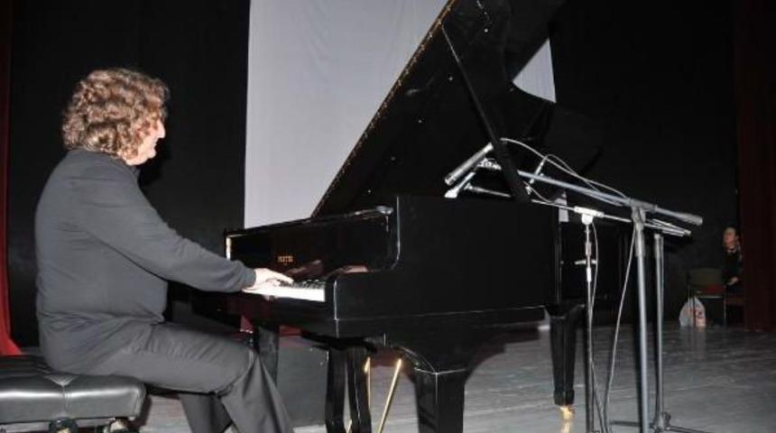 Piyanist Tuluyhan Uğurlu, Tarsus'ta Konser Verdi