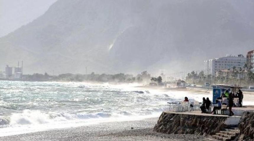 Konyaaltı'nda Dev Dalgalar