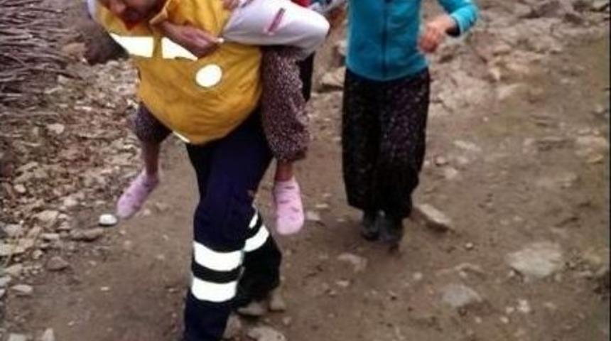 Fedakar Sağlık Personeli Hastayı Sırtında Taşıdı