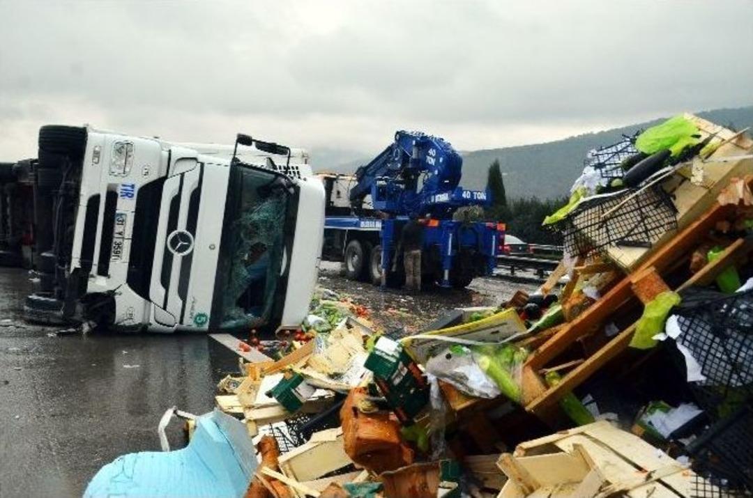 &Uuml;zerine Tır Devrilen Otomobilden Sağ Kurtarıldı