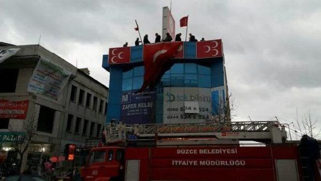 Mhp'nin Osmanlıca 'hırsız' Pankartı Kaldırıldı