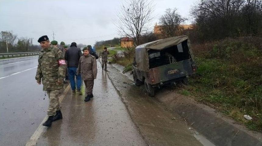 Askeri Ara&ccedil; Kaza Yaptı: 5 Yaralı