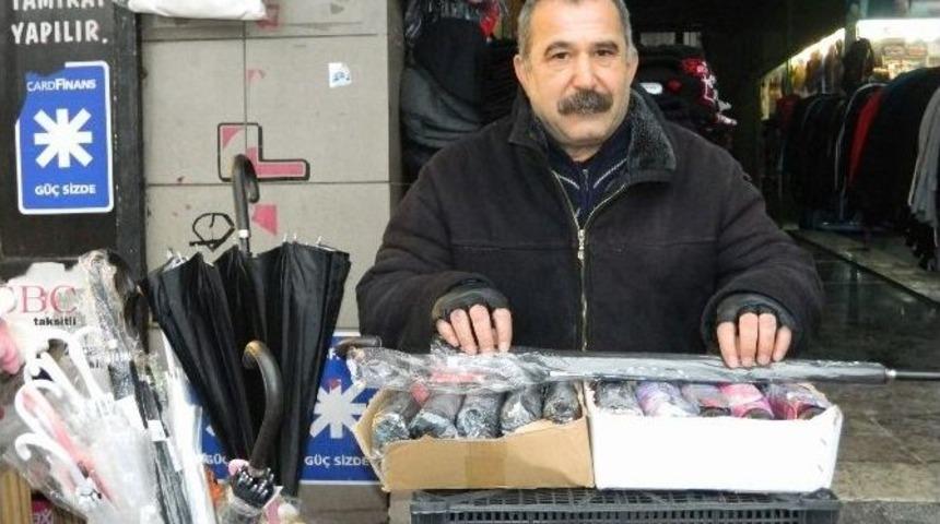 Sağanak Yağmur Şemsiyecilere Yaradı
