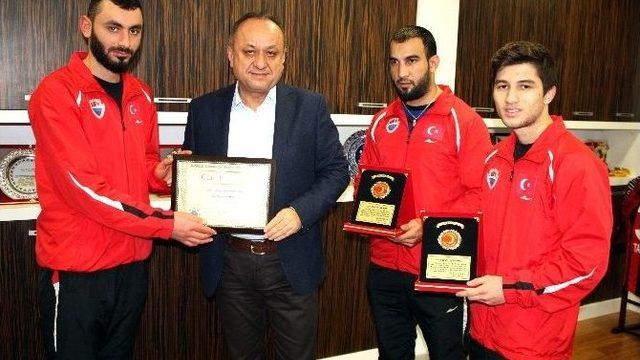 Dünya Şampiyonları, Tahsin Babaş’ı Ziyaret Etti