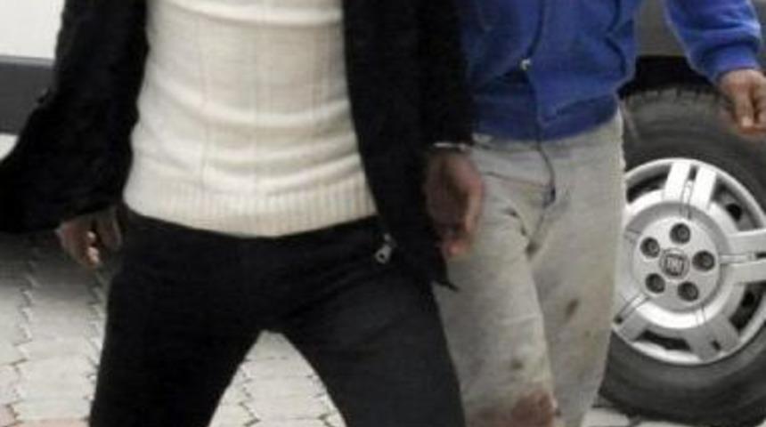 Polislere Demir Boruyla Saldırdı