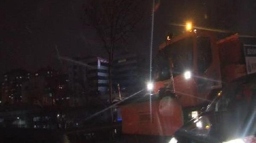 İstanbul'da Kar K&uuml;reme Ara&ccedil;ları Harekete Ge&ccedil;ti