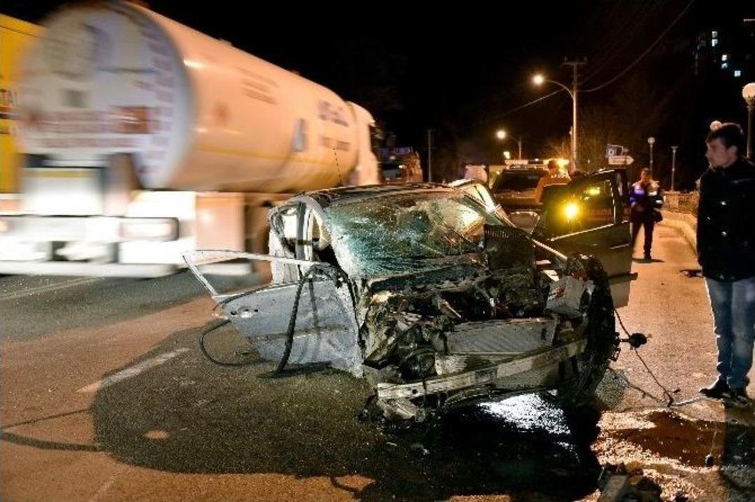 G&uuml;m&uuml;şhane&rsquo;de Trafik Kazası: 3 Yaralı