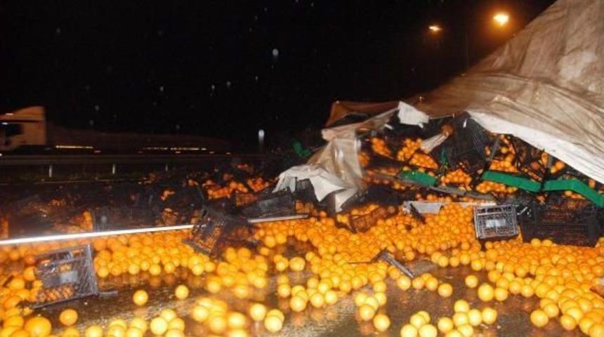 Portakal Y&uuml;kl&uuml; Tır Devrildi: 1 Yaralı