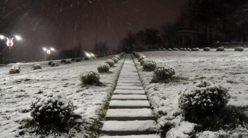 &Ccedil;amlıca Tepesi Beyaza B&uuml;r&uuml;nd&uuml;