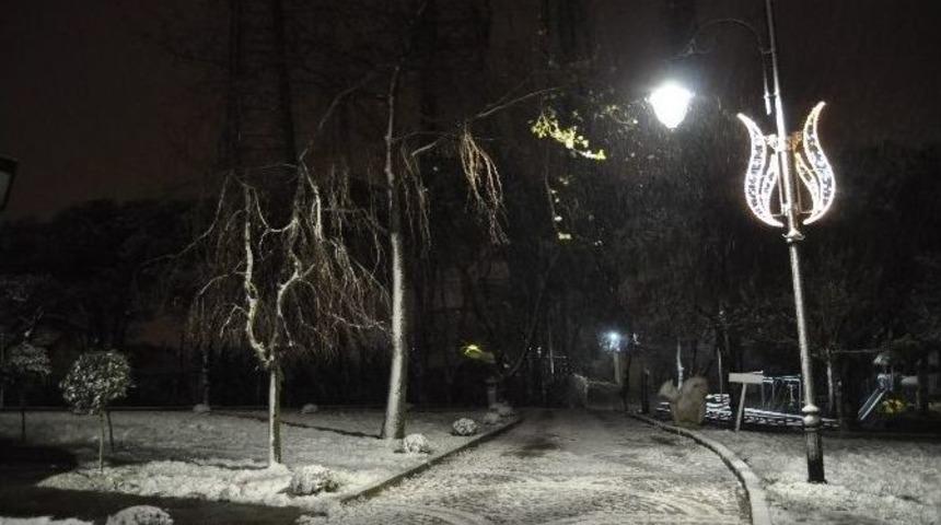 İstanbul&rsquo;da Gece Saatlerinde Etksini Arttıran Kar