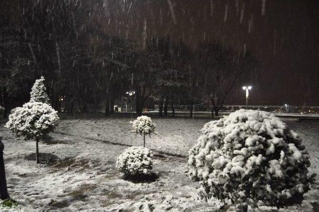 İstanbul’da Gece Saatlerinde Etksini Arttıran Kar